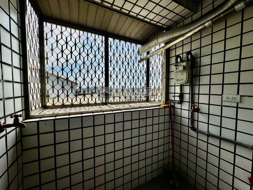 鳳山國寶美裝潢三房車位房屋室內格局與周邊環境