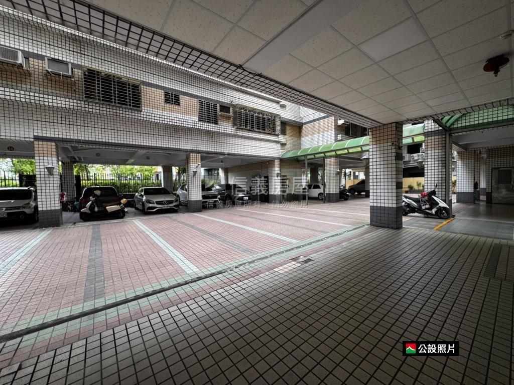 鳳山國寶美裝潢三房車位房屋室內格局與周邊環境