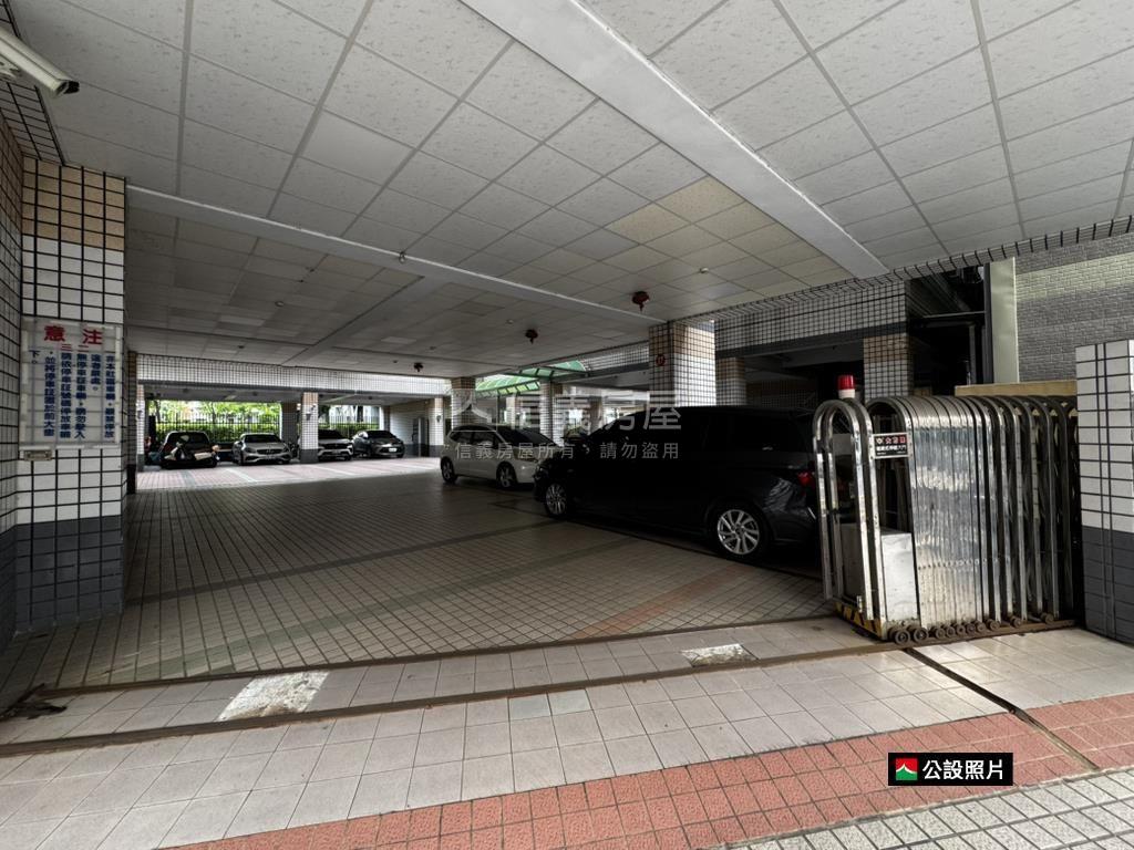 鳳山國寶美裝潢三房車位房屋室內格局與周邊環境