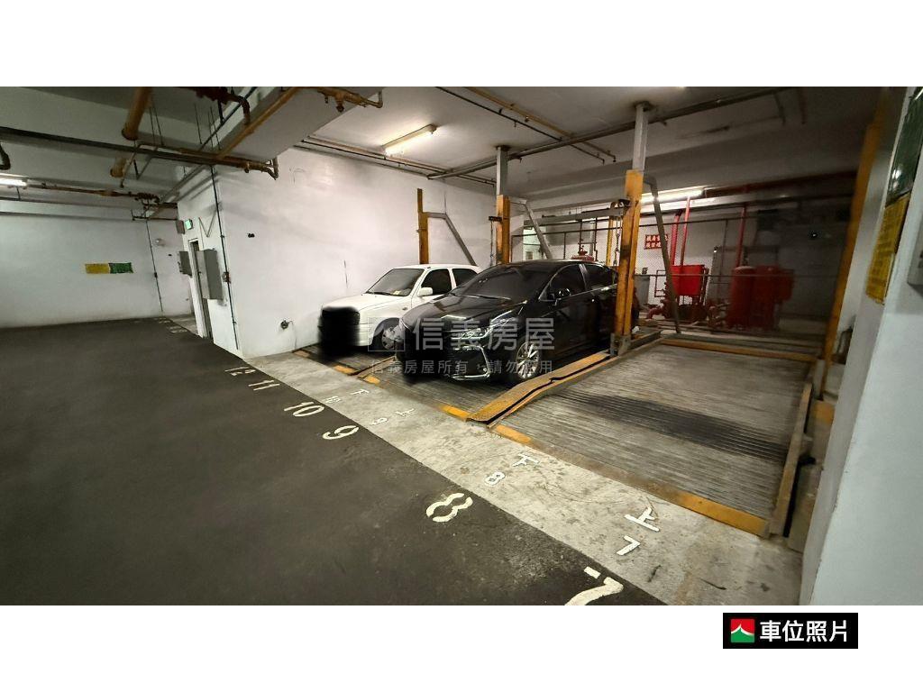 鳳山國寶美裝潢三房車位房屋室內格局與周邊環境