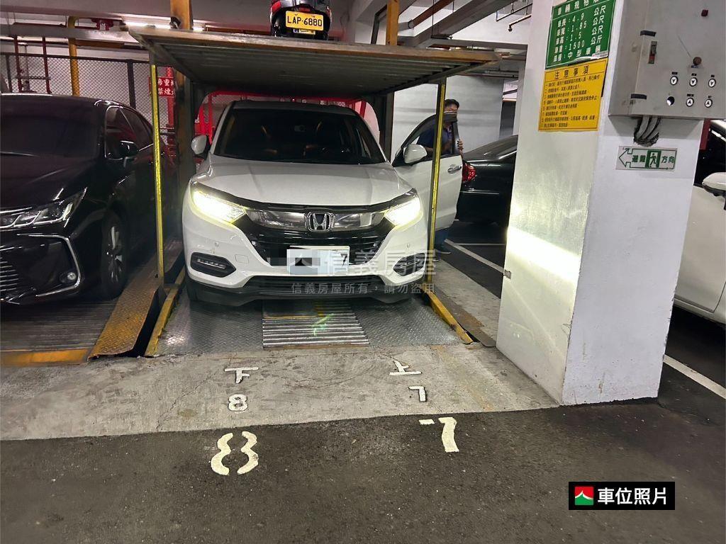 鳳山國寶美裝潢三房車位房屋室內格局與周邊環境