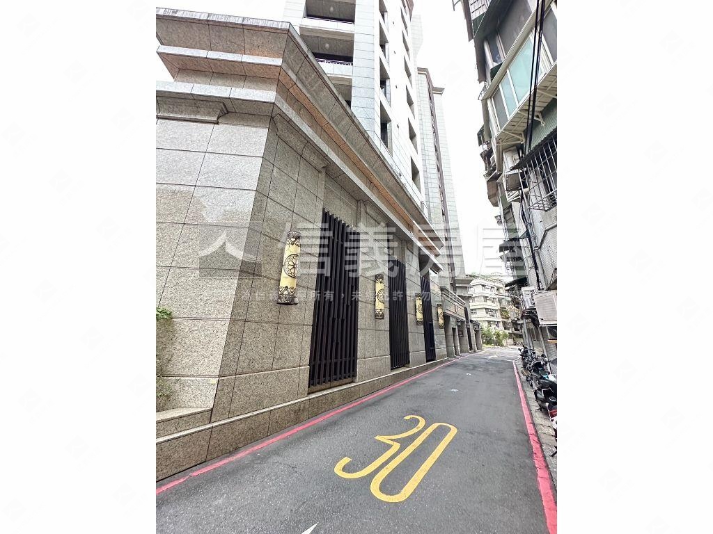 三民站全新裝潢小坪數房屋室內格局與周邊環境