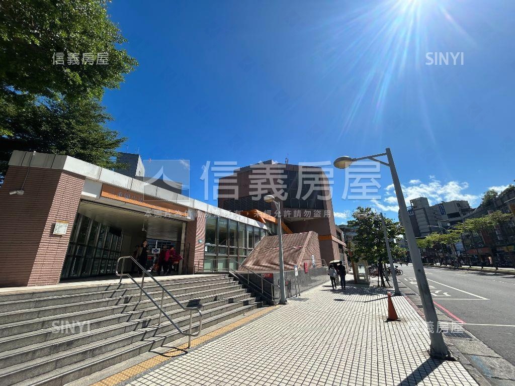 及第金站稀有露臺戶房屋室內格局與周邊環境