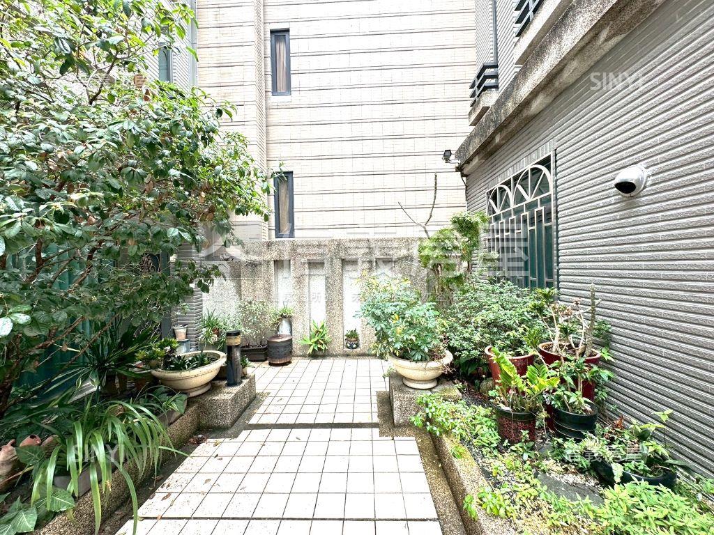 酷１１期大面寬雙店面房屋室內格局與周邊環境