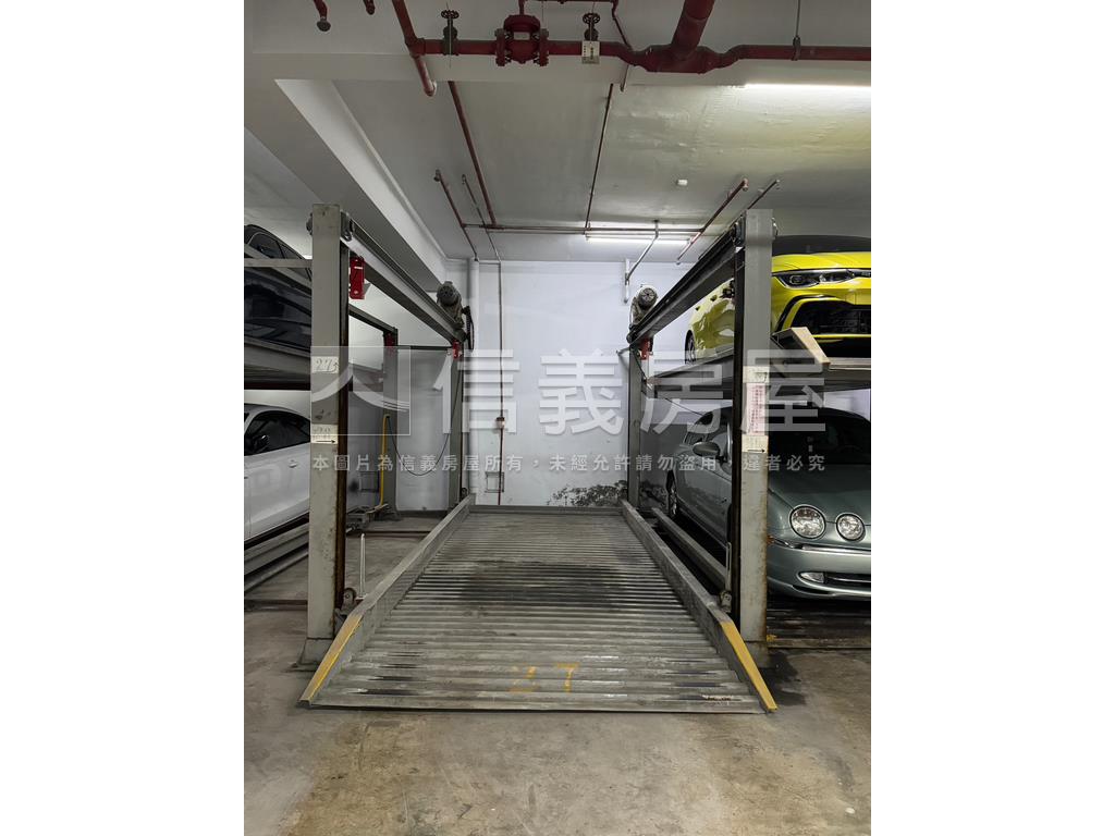 雙捷中和站商業用附車位房屋室內格局與周邊環境