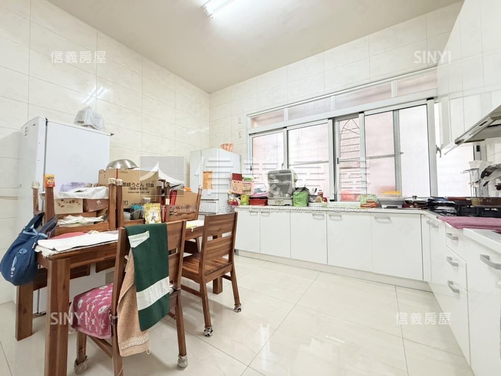 建國一路正路稀有翻新透店房屋室內格局與周邊環境