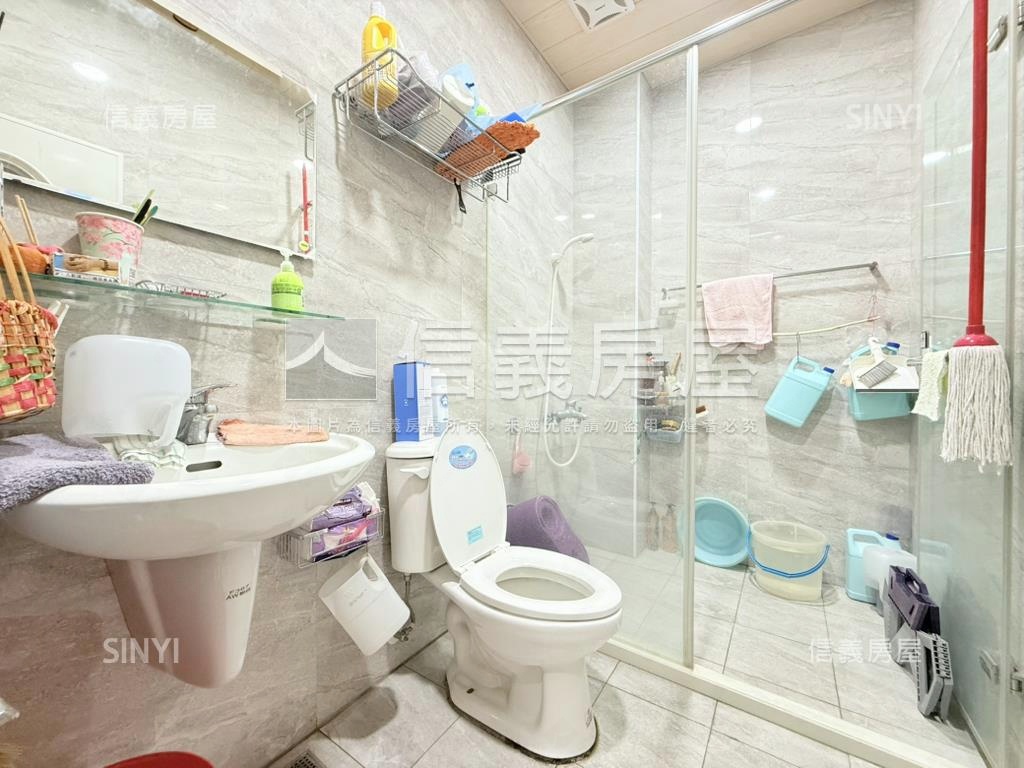 建國一路正路稀有翻新透店房屋室內格局與周邊環境