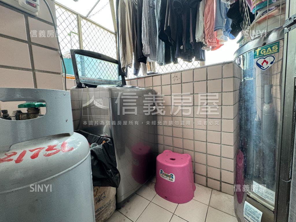 稀有鳳山國中邊間四房平車房屋室內格局與周邊環境