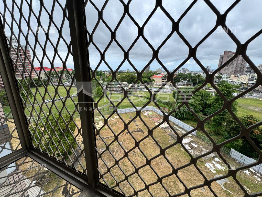 稀有鳳山國中邊間四房平車房屋室內格局與周邊環境
