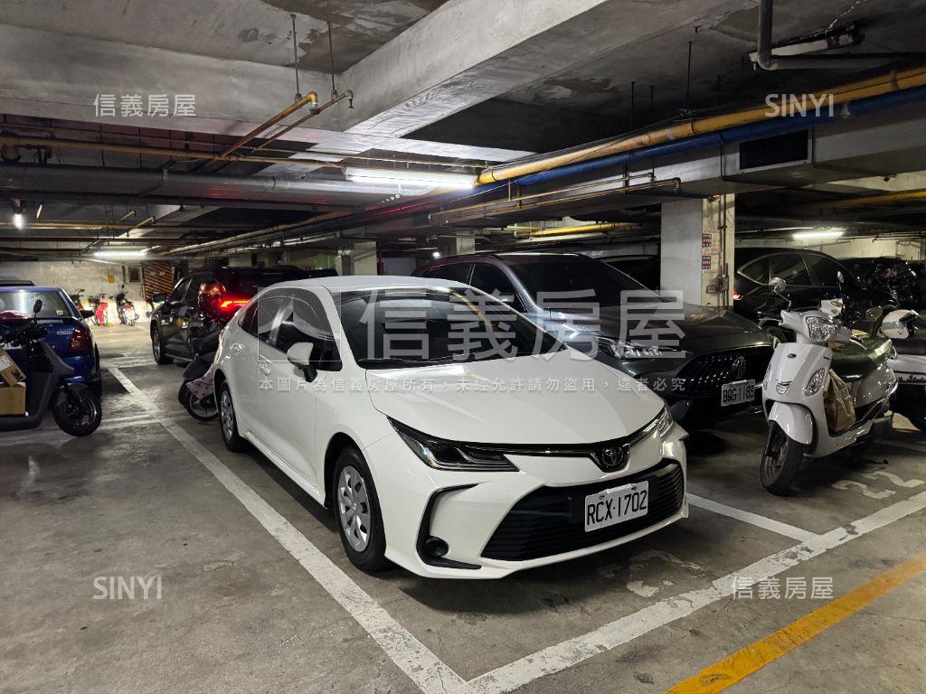稀有鳳山國中邊間四房平車房屋室內格局與周邊環境
