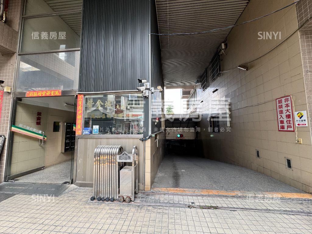 稀有鳳山國中邊間四房平車房屋室內格局與周邊環境
