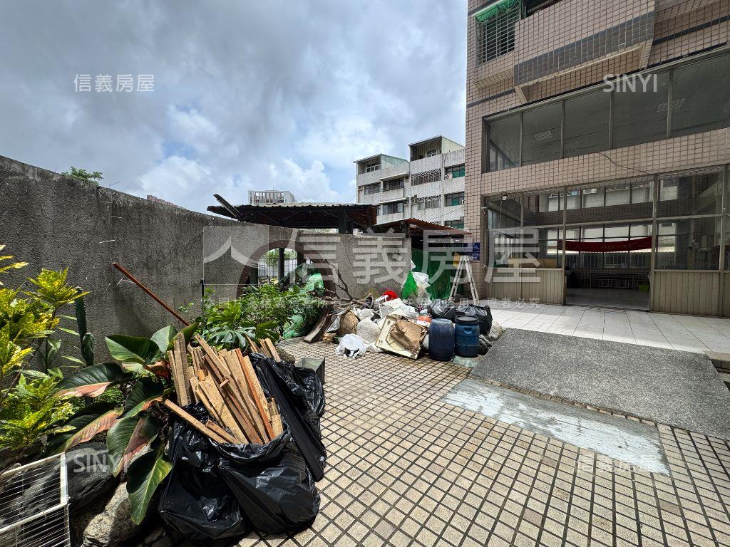稀有鳳山國中邊間四房平車房屋室內格局與周邊環境