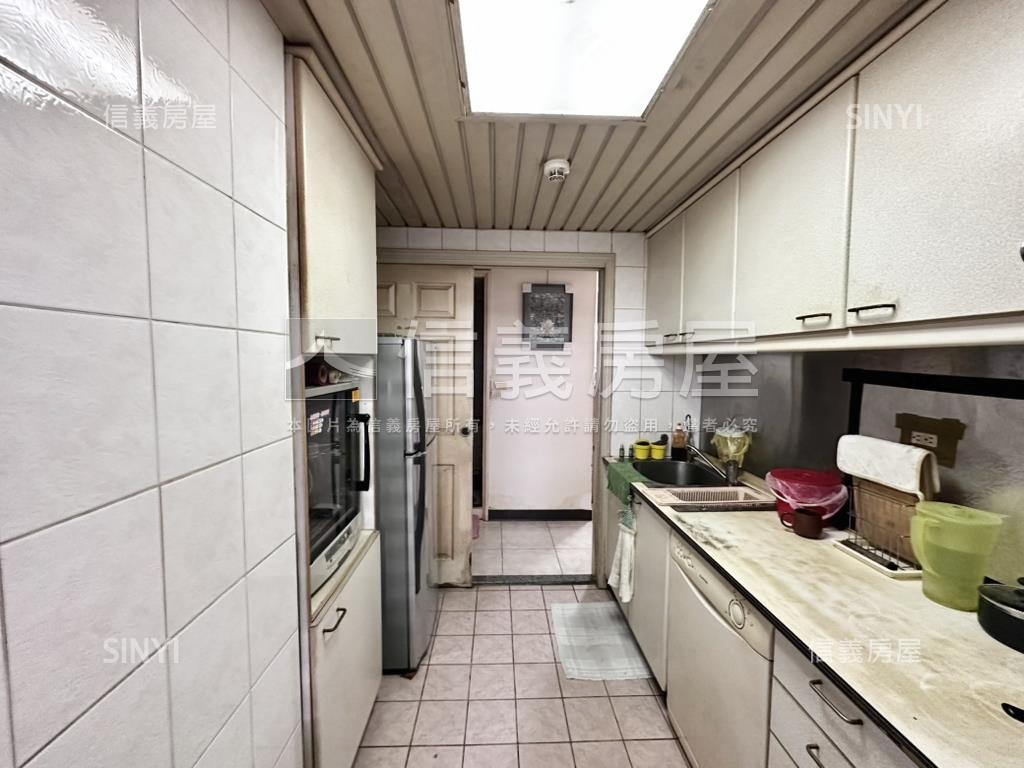 ★現代啟示近捷運電梯三房房屋室內格局與周邊環境