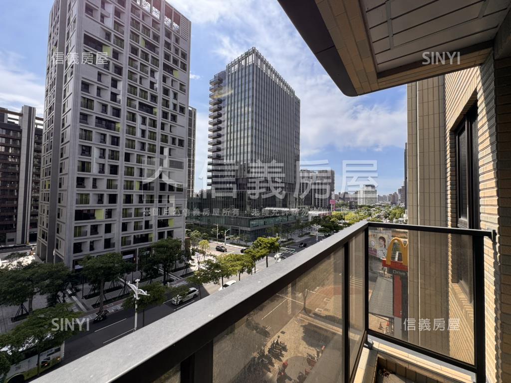 國王三房美裝潢車位房屋室內格局與周邊環境