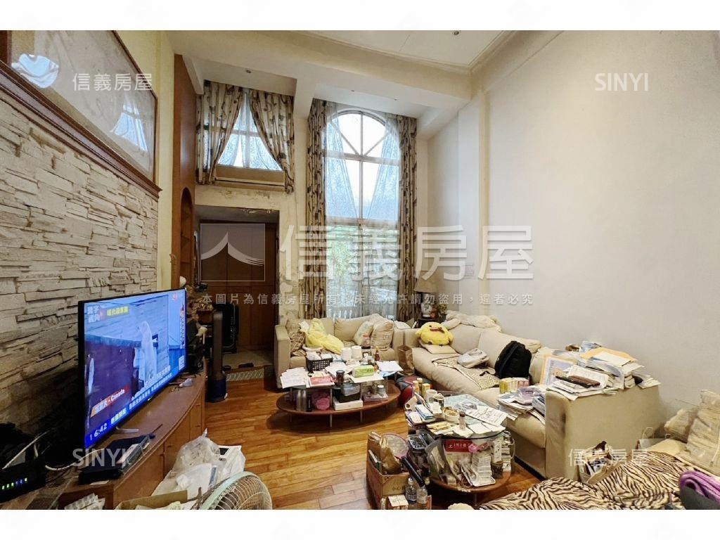 研究苑挑高大廳透天厝房屋室內格局與周邊環境