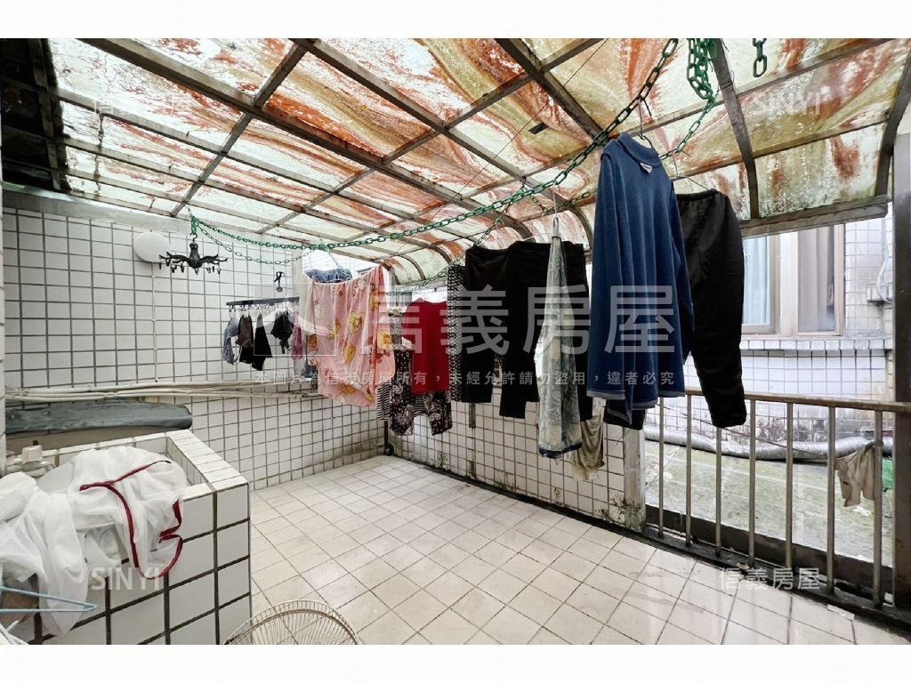 研究苑挑高大廳透天厝房屋室內格局與周邊環境