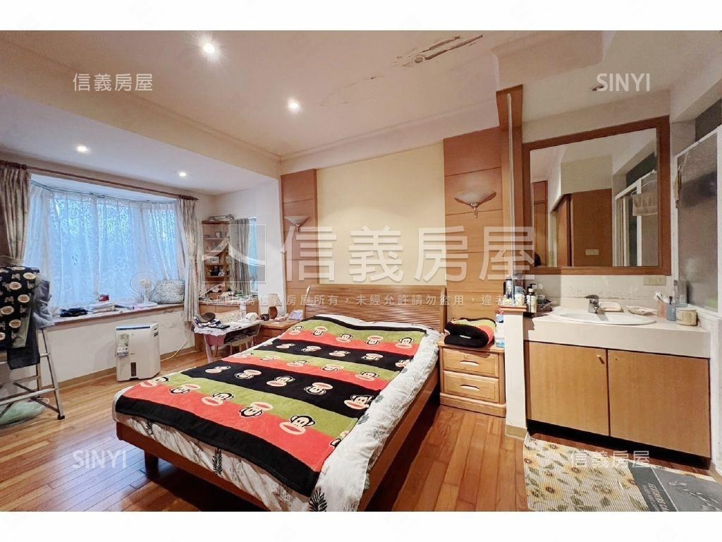 研究苑挑高大廳透天厝房屋室內格局與周邊環境