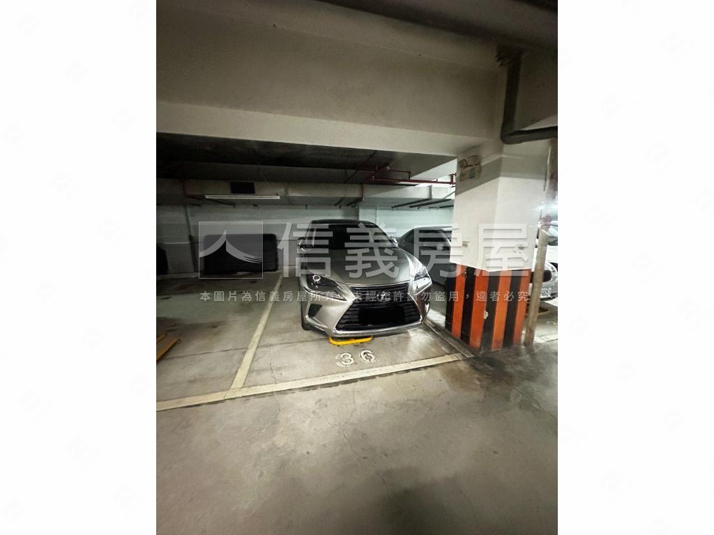 力霸國鼎Ｂ２坡平車位３６房屋室內格局與周邊環境