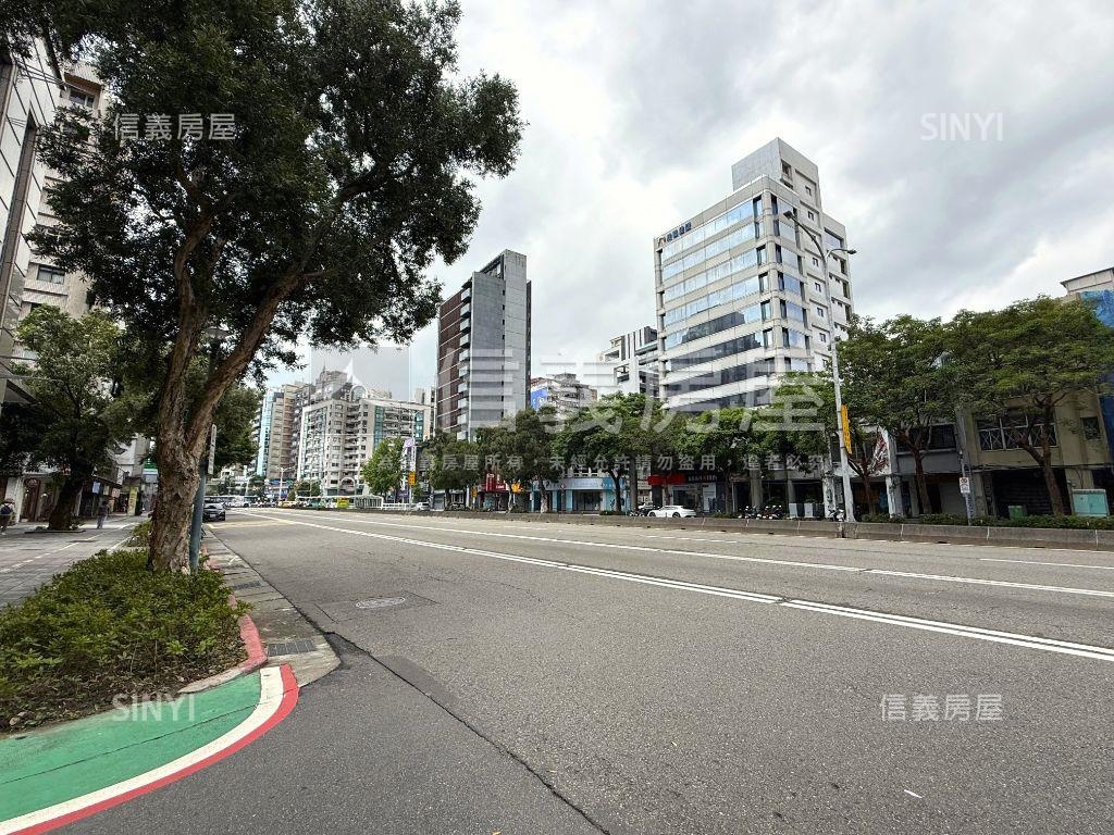 世紀風華車位●設備剛更新房屋室內格局與周邊環境