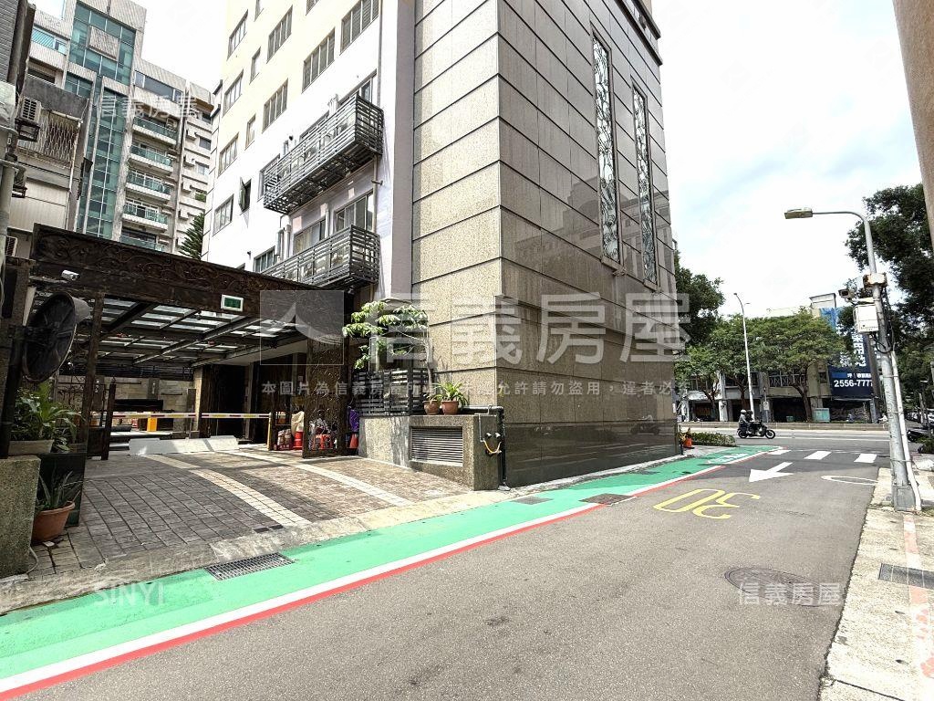 世紀風華車位●設備剛更新房屋室內格局與周邊環境