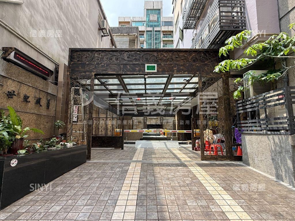世紀風華車位●設備剛更新房屋室內格局與周邊環境