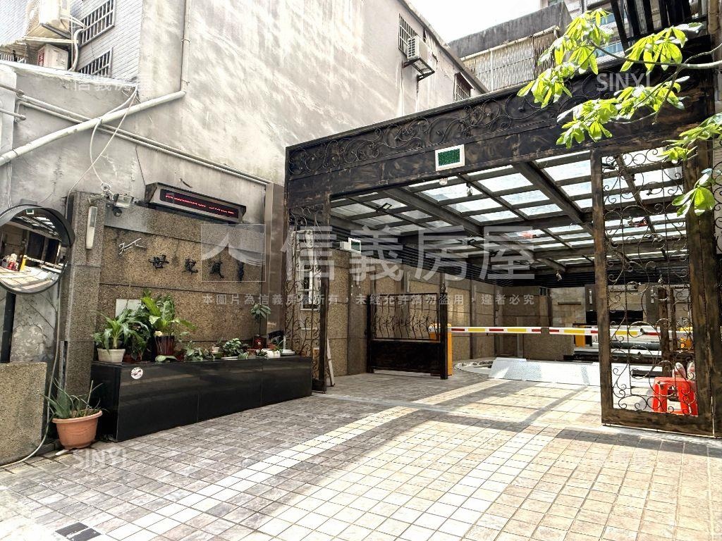 世紀風華車位●設備剛更新房屋室內格局與周邊環境