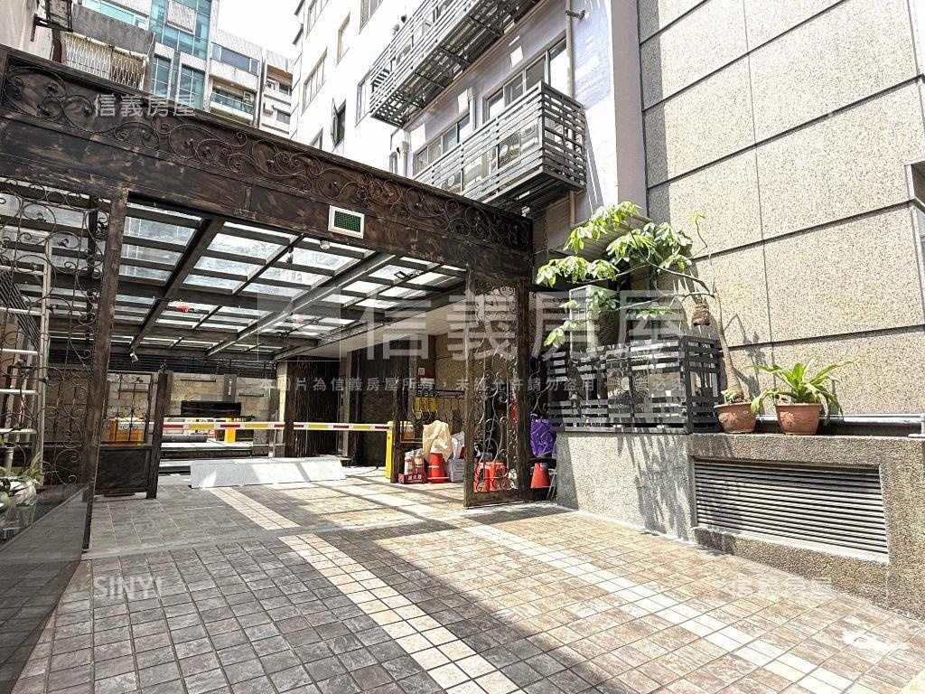 世紀風華車位●設備剛更新房屋室內格局與周邊環境
