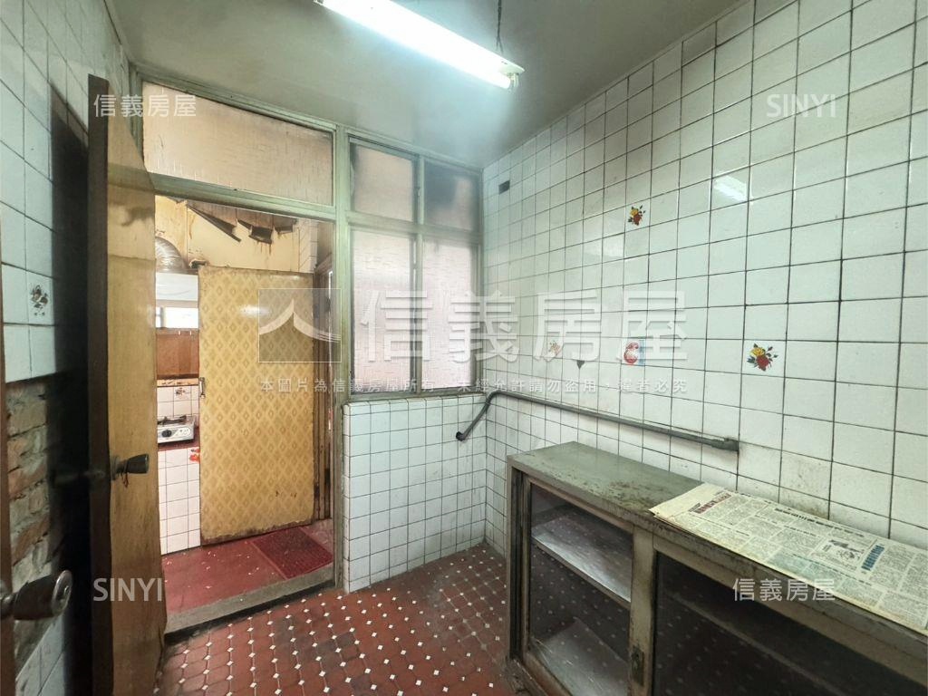公園一路邊間二樓房屋室內格局與周邊環境
