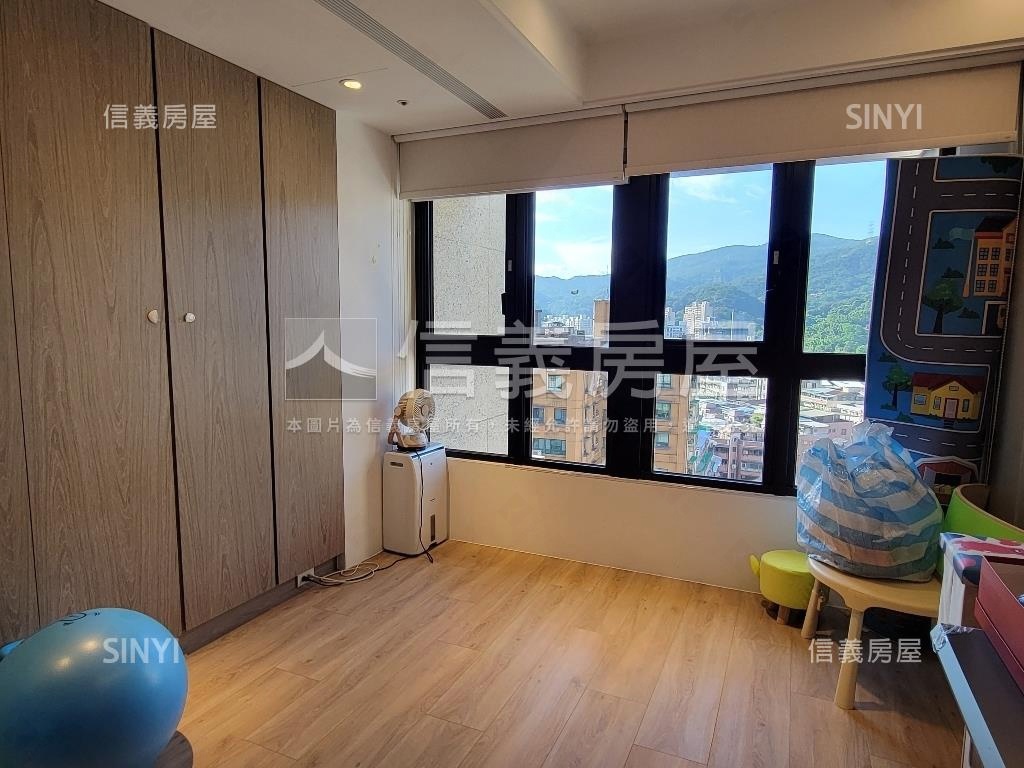 捷運泳池双湖精美三房房屋室內格局與周邊環境
