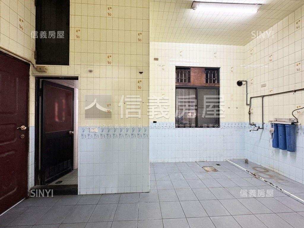 近輕軌熱鬧收租邊間店面房屋室內格局與周邊環境