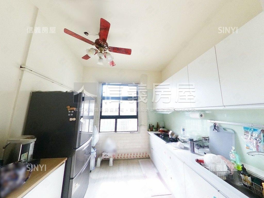 近輕軌熱鬧收租邊間店面房屋室內格局與周邊環境