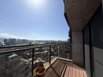 中正君臨高樓河景晏京