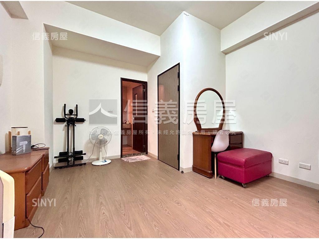 衛武營綠建築電梯雙車墅房屋室內格局與周邊環境