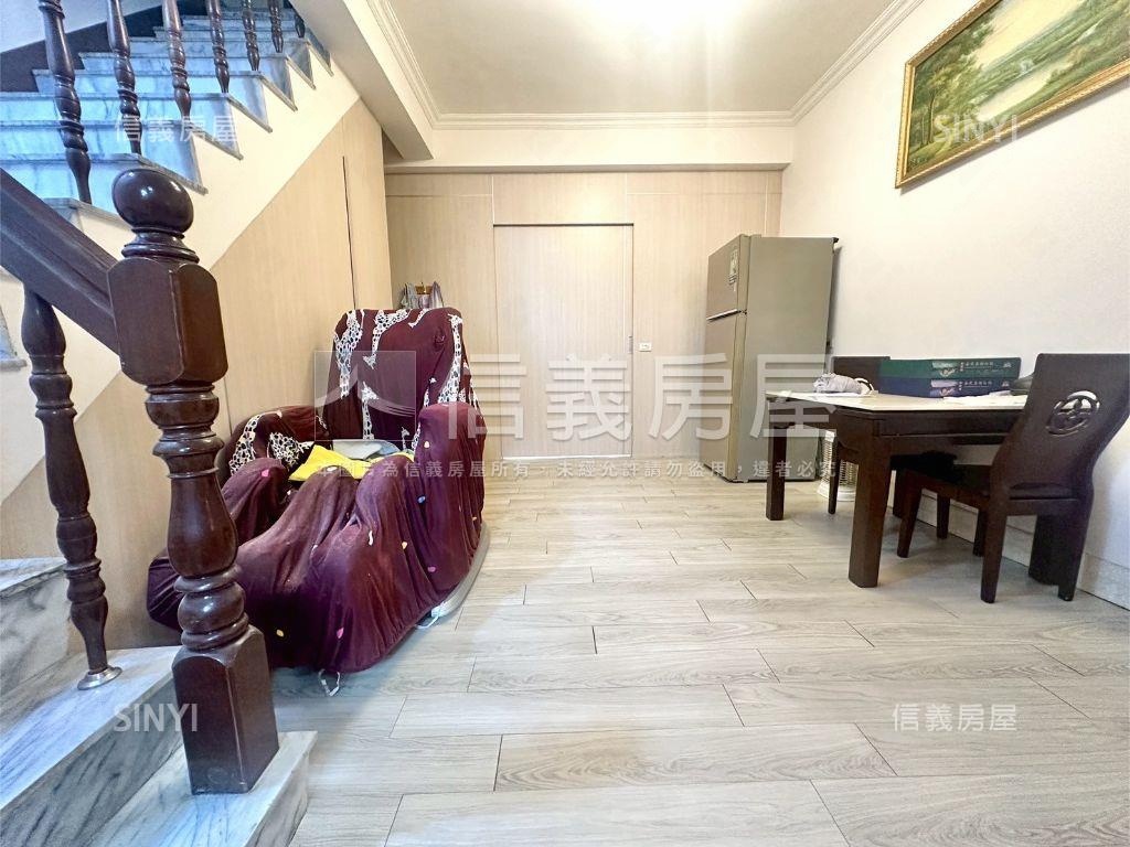 楠梓近新台１７車庫透天房屋室內格局與周邊環境