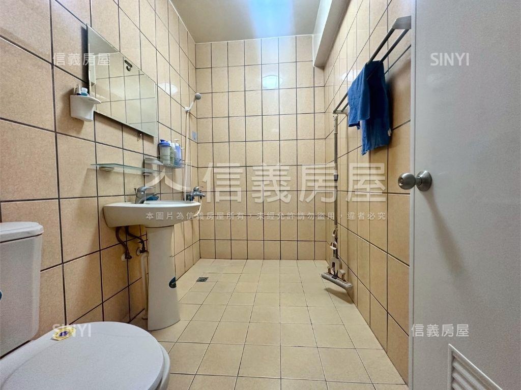 楠梓近新台１７車庫透天房屋室內格局與周邊環境