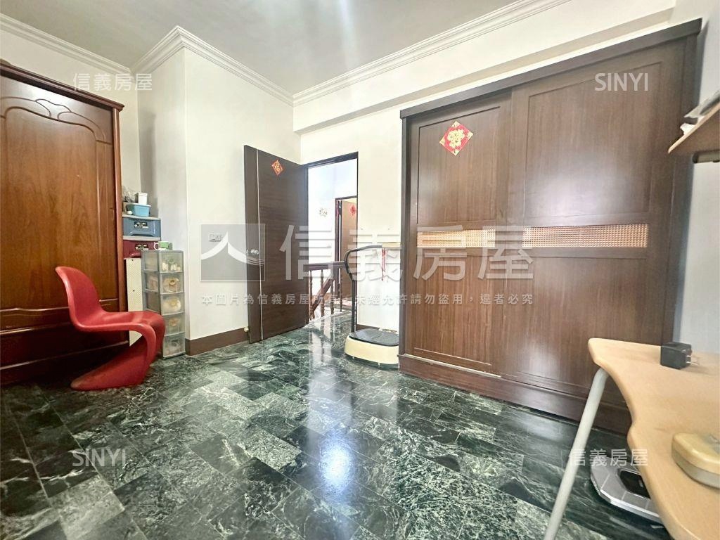 楠梓近新台１７車庫透天房屋室內格局與周邊環境