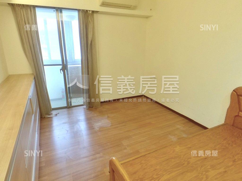 極簡美妝大空間房屋室內格局與周邊環境