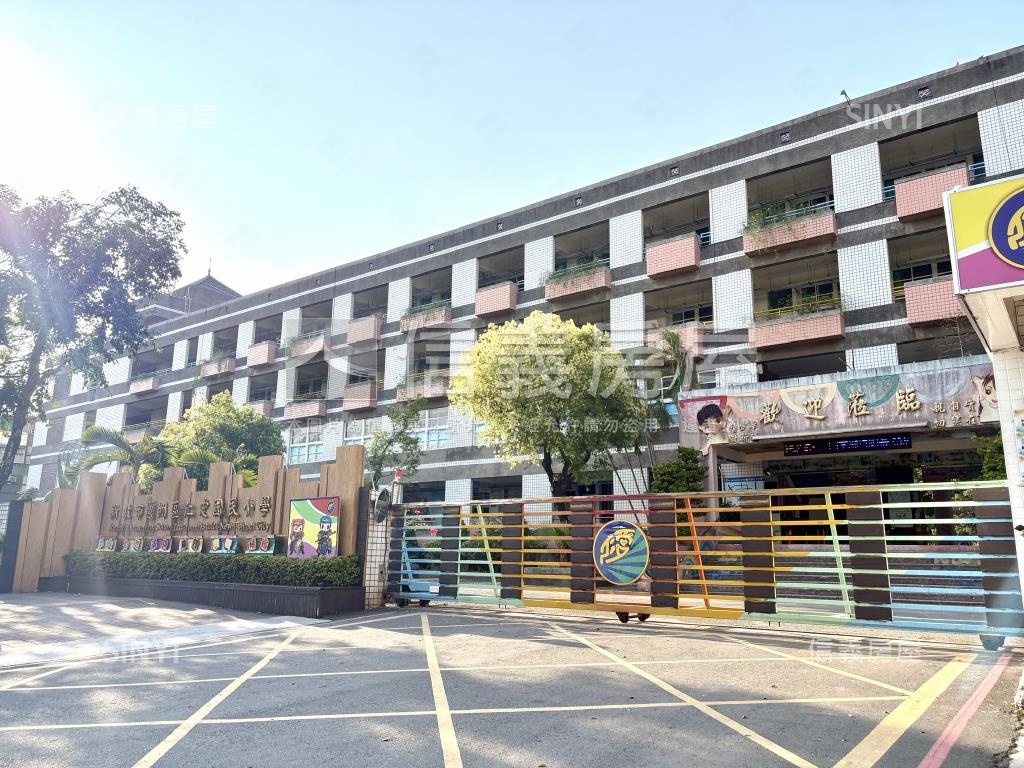 近仁愛國小的一樓有車位房屋室內格局與周邊環境