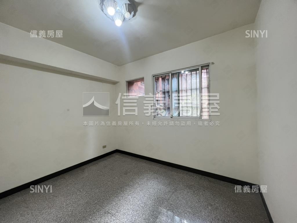 近仁愛國小的一樓有車位房屋室內格局與周邊環境