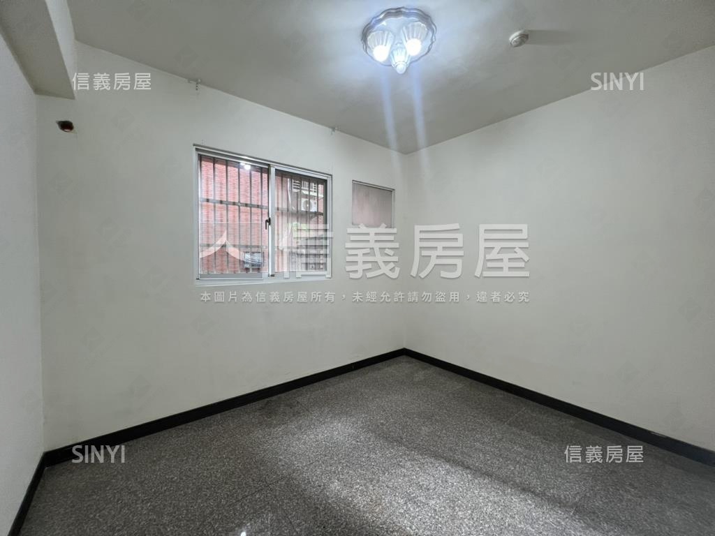 近仁愛國小的一樓有車位房屋室內格局與周邊環境