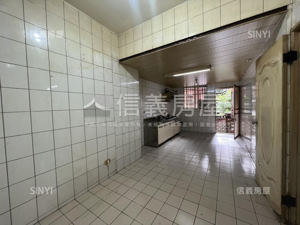 近仁愛國小的一樓有車位房屋室內格局與周邊環境