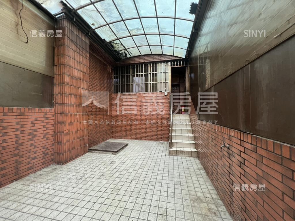 近仁愛國小的一樓有車位房屋室內格局與周邊環境