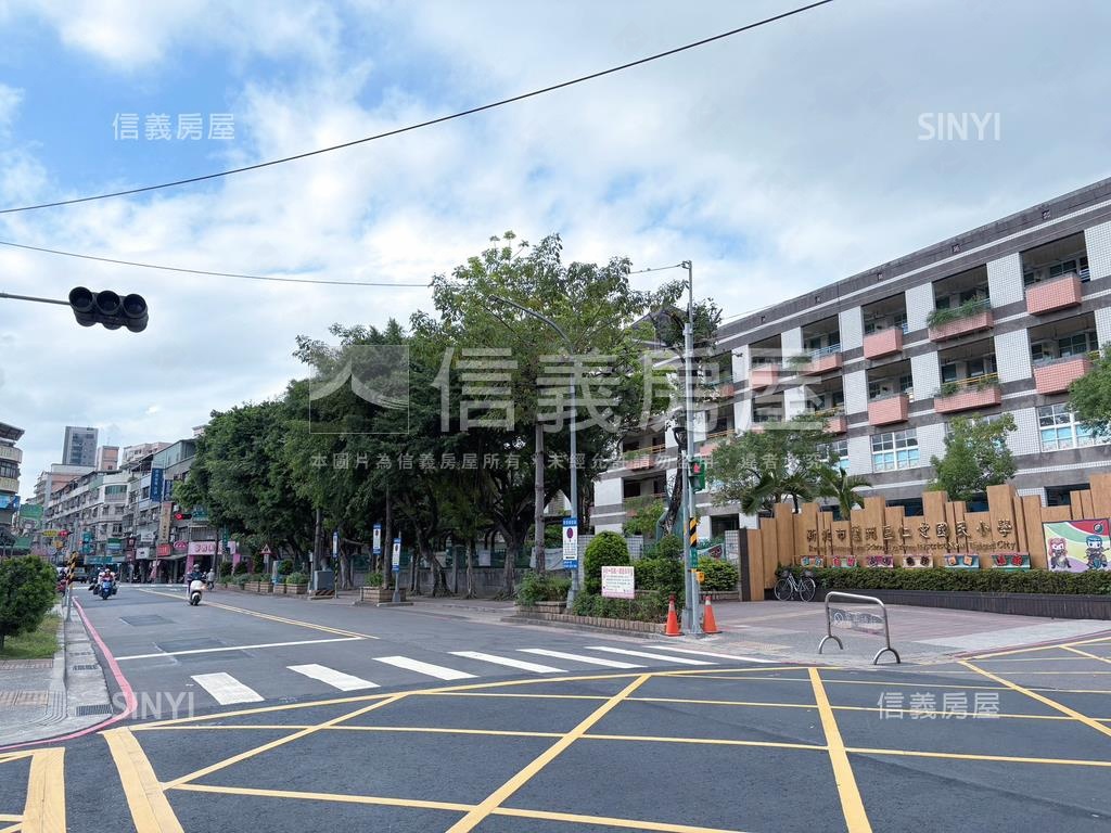 近仁愛國小的一樓有車位房屋室內格局與周邊環境