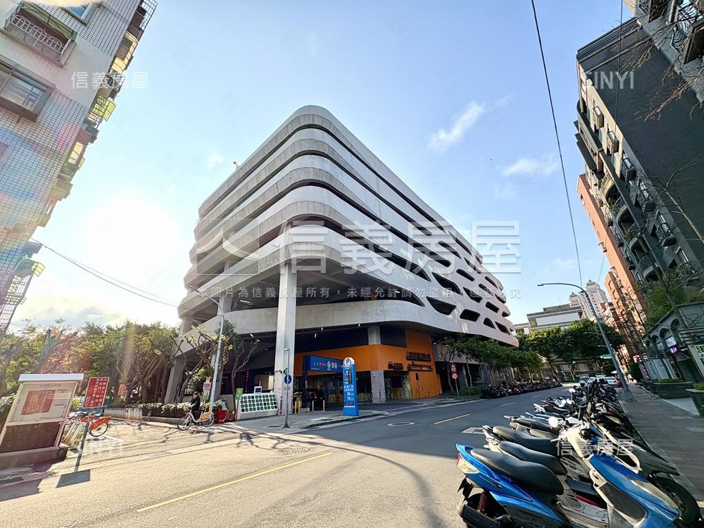 近仁愛國小的一樓有車位房屋室內格局與周邊環境