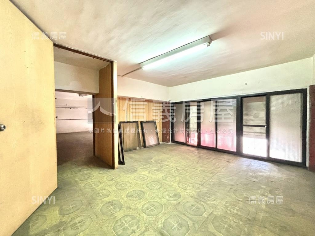 中華一路角窗大面寬店面房屋室內格局與周邊環境