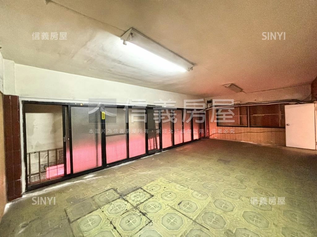 中華一路角窗大面寬店面房屋室內格局與周邊環境