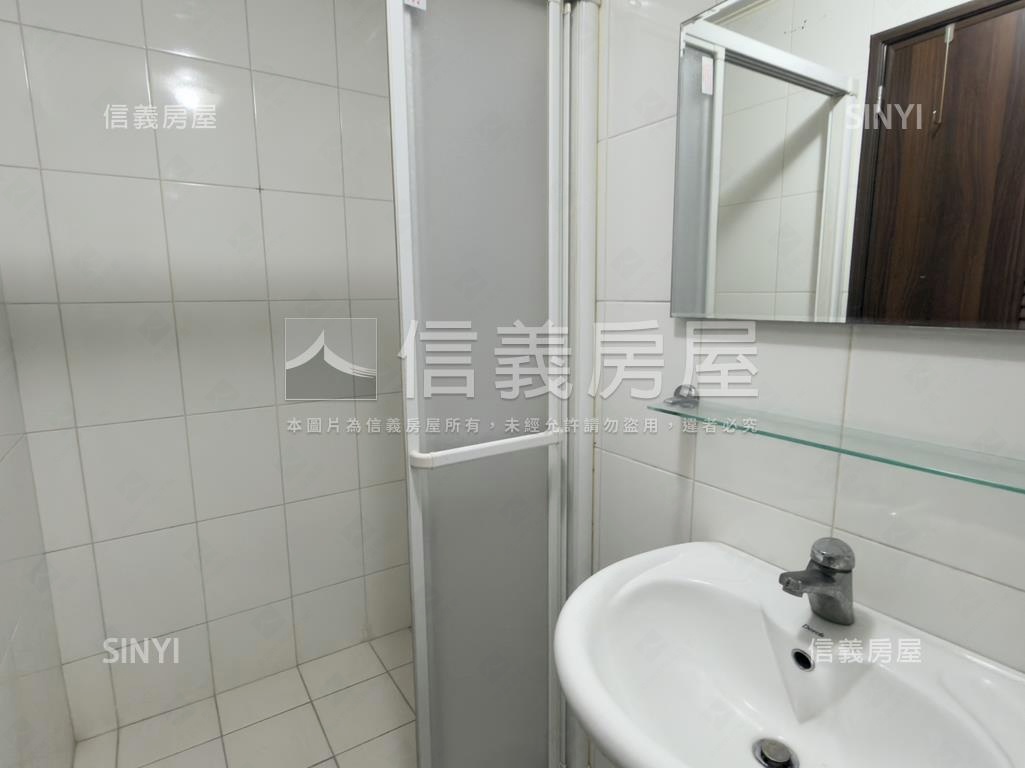 捷運旁臨路金店面房屋室內格局與周邊環境