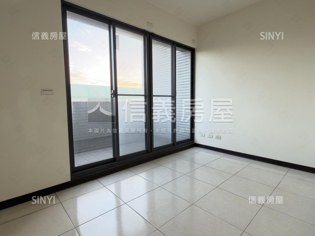 捷運旁臨路金店面房屋室內格局與周邊環境