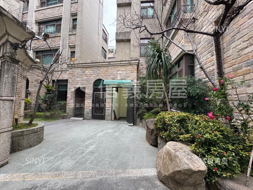 近八期秀泰雙車別墅房屋室內格局與周邊環境