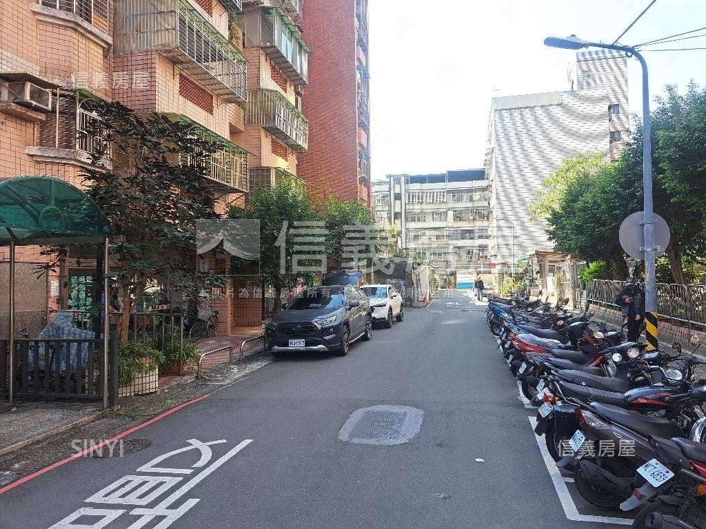 秀朗國宅３房車位房屋室內格局與周邊環境